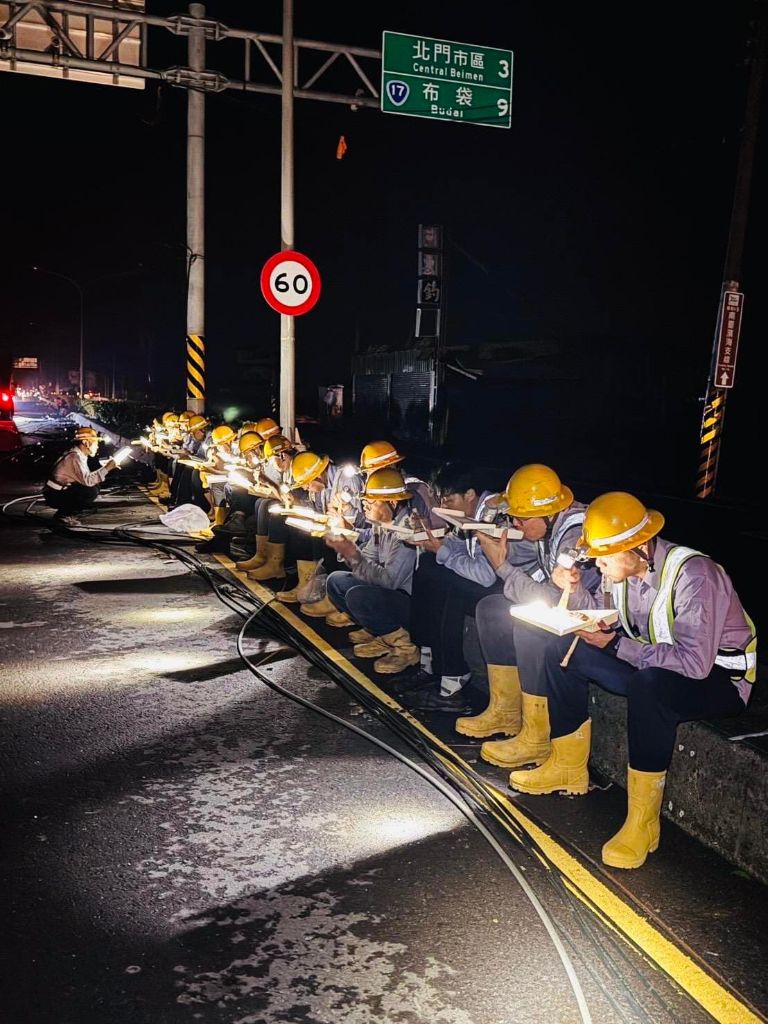 台電人員搶修電網，只能蹲坐在馬路上就餐