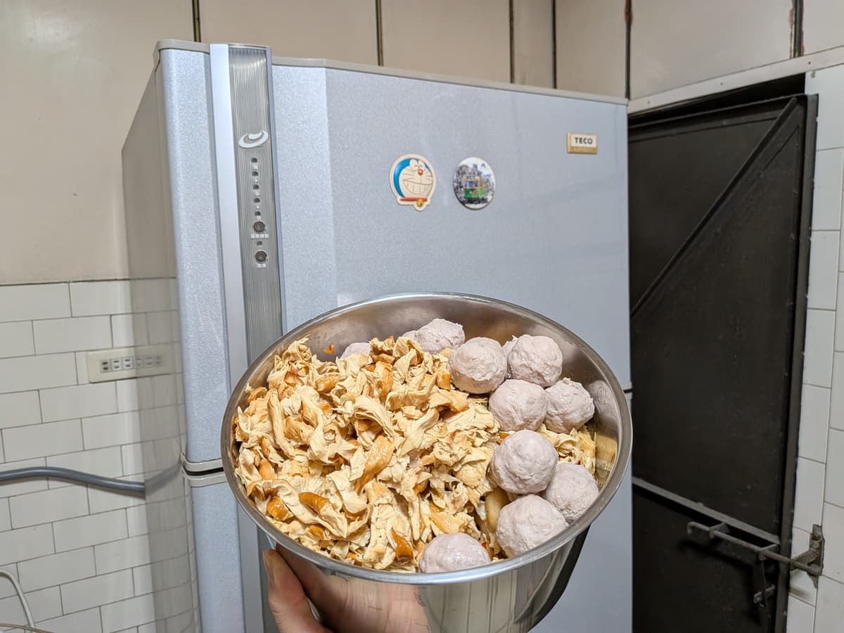 喔～喔～ 看那一顆顆美味的貢丸和好吃的煙燻豆皮，就這麼壞掉了🥹 殘念得斯😭