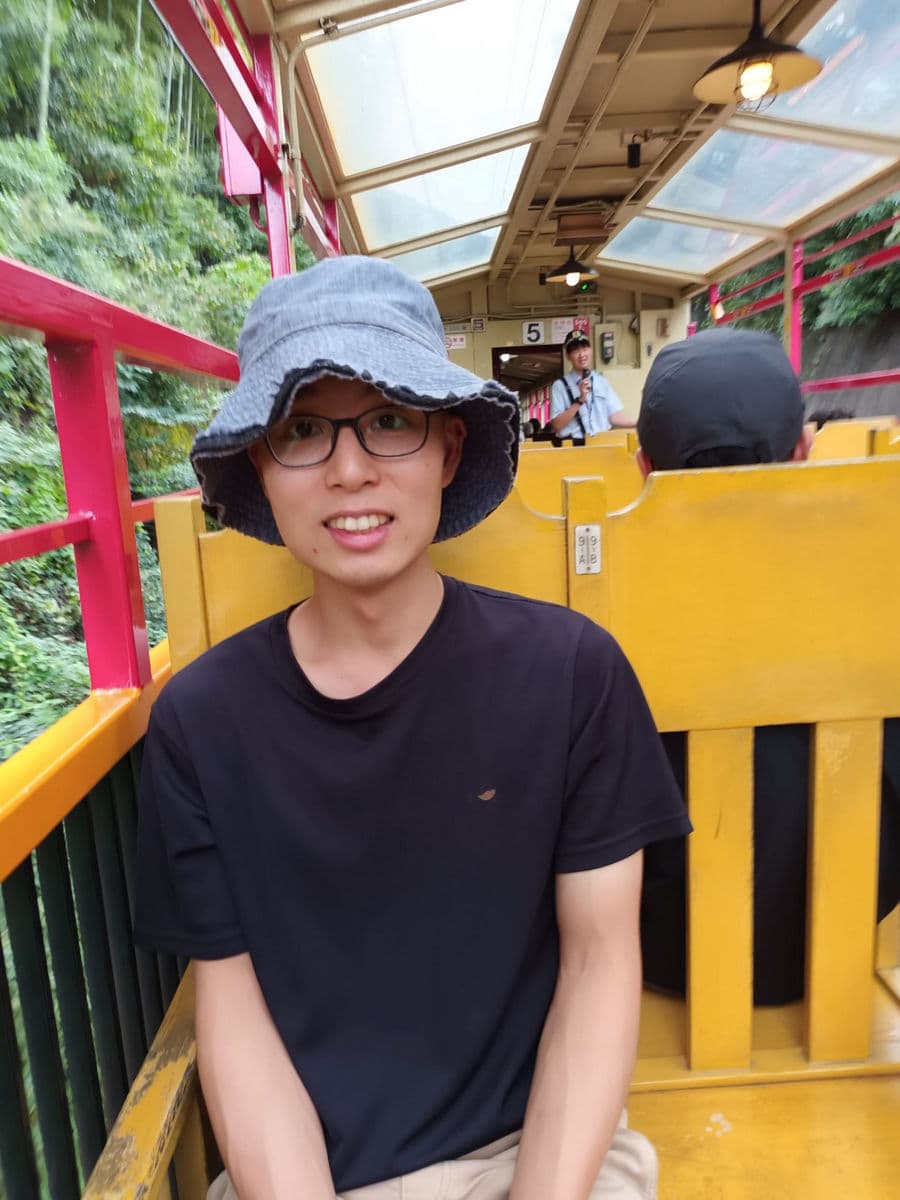 在京都嵐山搭小火車的我