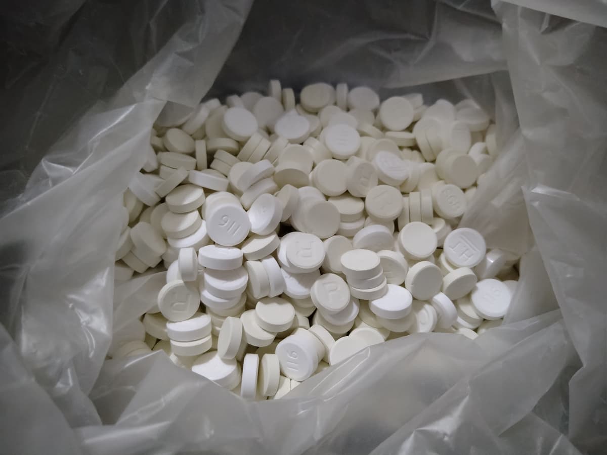 堆積如山的過期藥物