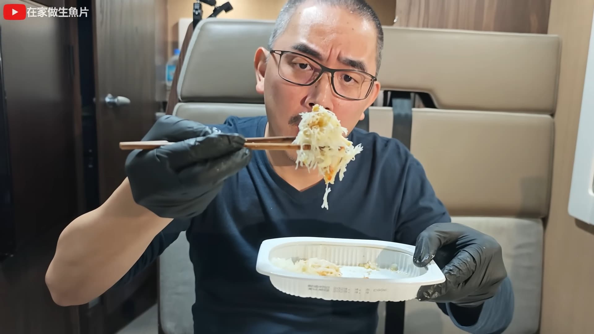 滿滿一口毛蟹肉，放進嘴裡直接升天😇