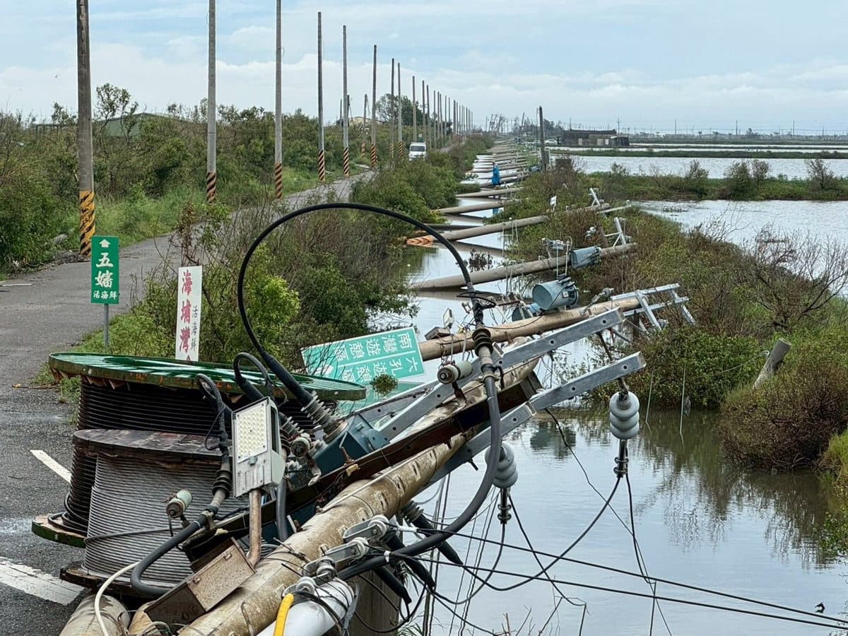 經過颱風蹂躪，台南各處都有大量的電線桿傾倒