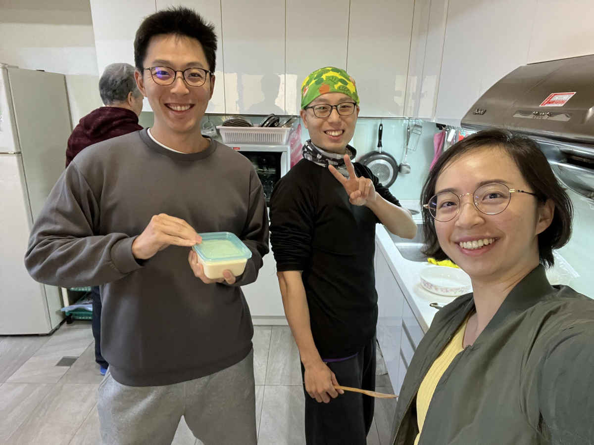 跟家人一起下廚準備午餐
