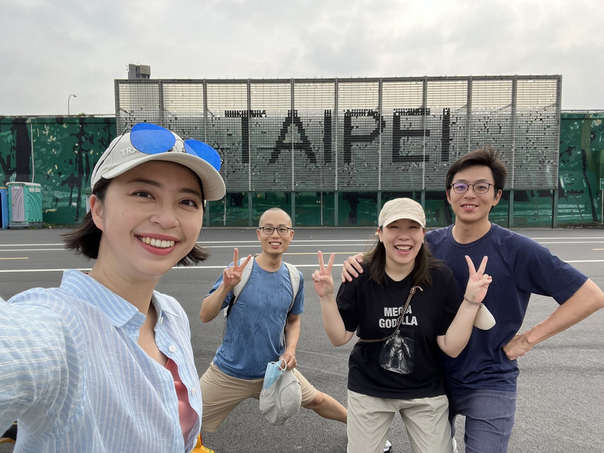 跟家人一起到台北河濱公園騎腳踏車